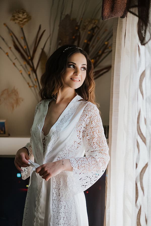 outdoor-summer-wedding-crete-white-gold-hues_07