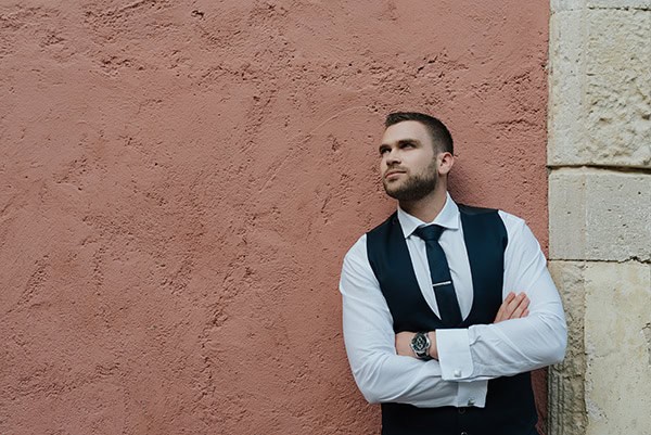 outdoor-summer-wedding-crete-white-gold-hues_10