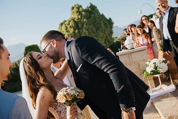 outdoor-summer-wedding-crete-white-gold-hues_15