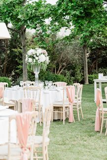 Ρομαντικος στολισμος δεξιωσης γαμου με λευκα λουλουδια