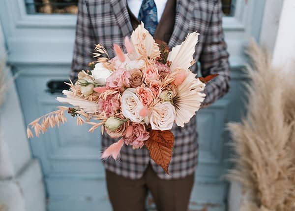 Ασύμμετρη νυφική ανθοδέσμη σε peach αποχρώσεις