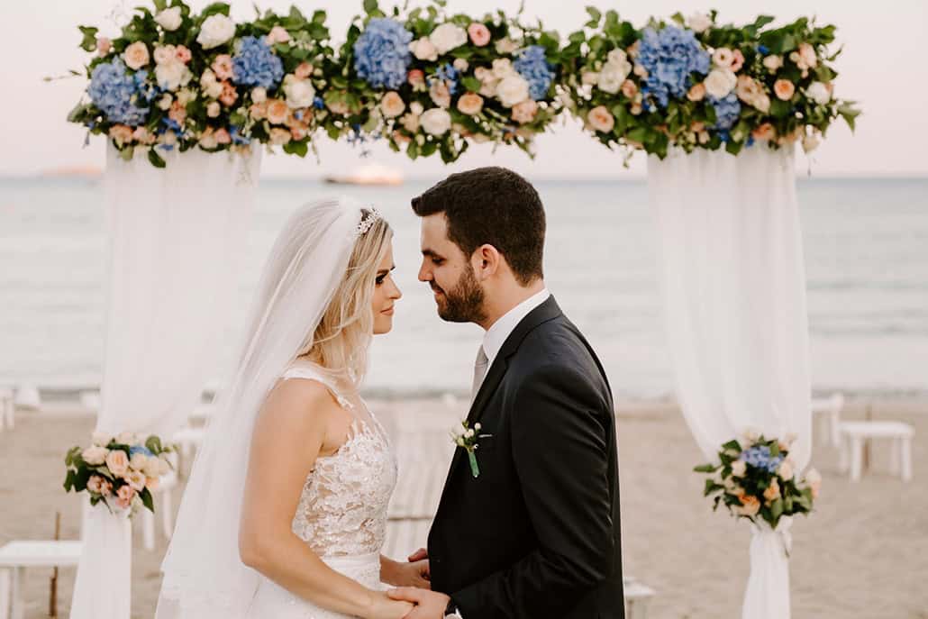 Ρομαντικός πολιτικός γάμος στην παραλία σε γαλάζιες και peach αποχρώσεις │ Τζένη & Λάμπρος