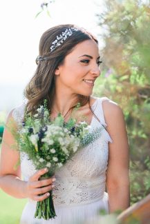 Μποέμ νυφική ανθοδέσμη με λεβάντα και χαμομήλι