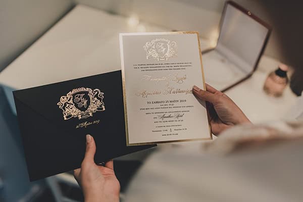 Εlegant προσκλητήριο γάμου με χρυσές λεπτομέρειες