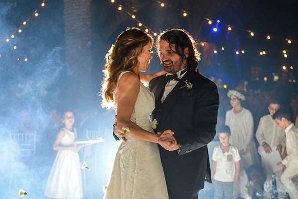 Yπέροχος καλοκαιρινός γάμος στην Λάρνακα με string lights και λευκές αποχρώσεις │ Έλσα & Μιχάλης