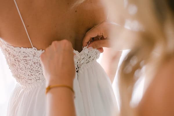 outdoor-summer-wedding-athens-gold-details-succulents_05x