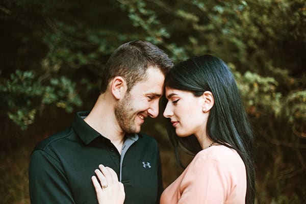 romantic-engagement-shoot-in-nature-_02x