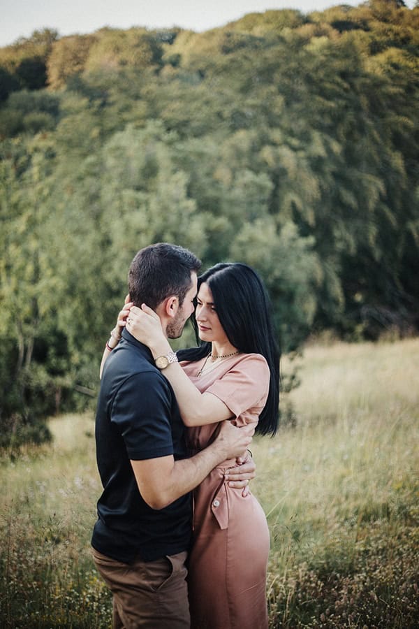 romantic-engagement-shoot-in-nature-_03x