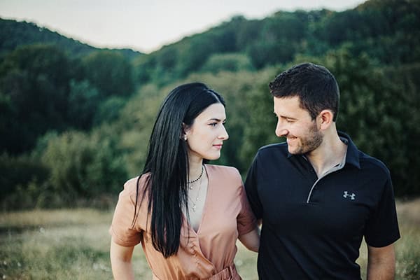 romantic-engagement-shoot-in-nature-_04