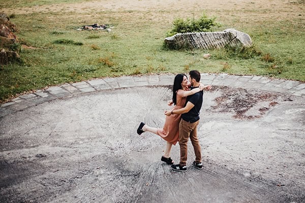 romantic-engagement-shoot-in-nature-_05