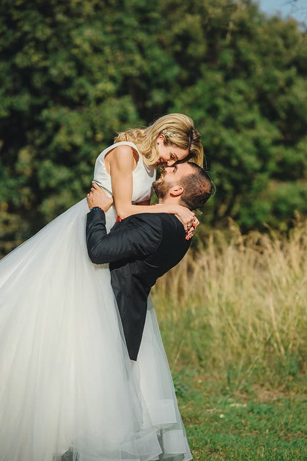 romantic-fall-wedding-rhodes-white-hues-elegant-gold-details--_02