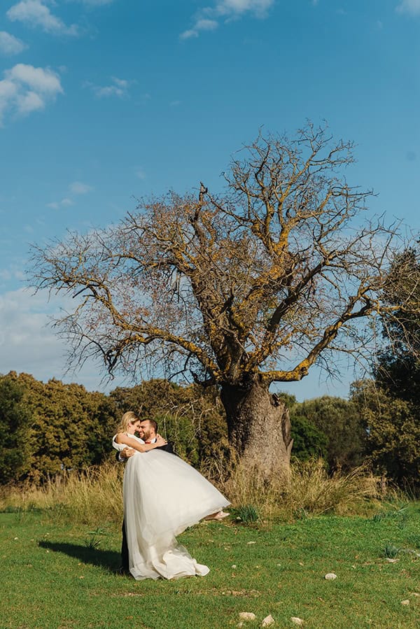 romantic-fall-wedding-rhodes-white-hues-elegant-gold-details--_03x