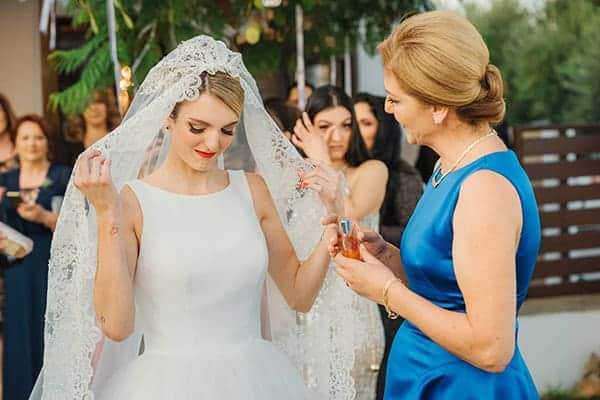 romantic-fall-wedding-rhodes-white-hues-elegant-gold-details--_12