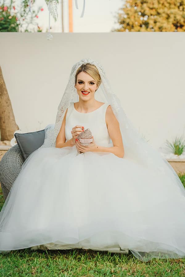 romantic-fall-wedding-rhodes-white-hues-elegant-gold-details--_13