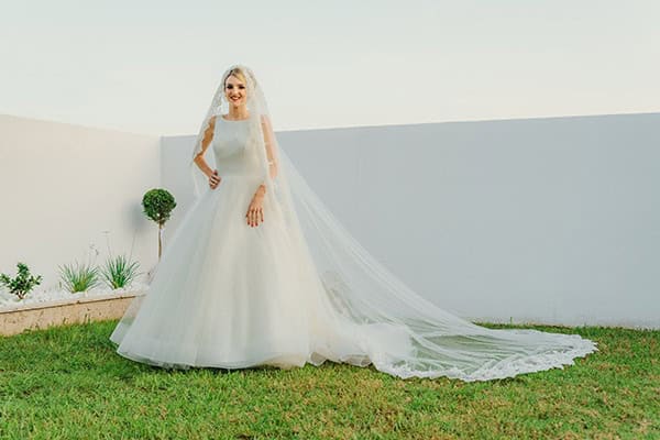 romantic-fall-wedding-rhodes-white-hues-elegant-gold-details--_15