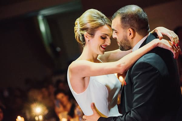 romantic-fall-wedding-rhodes-white-hues-elegant-gold-details--_31