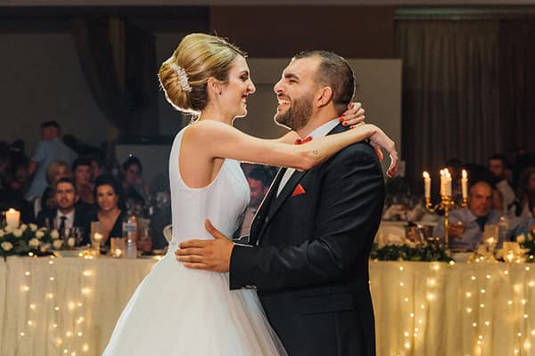 romantic-fall-wedding-rhodes-white-hues-elegant-gold-details--_32