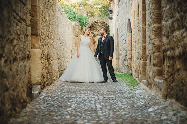 romantic-fall-wedding-rhodes-white-hues-elegant-gold-details--_32x