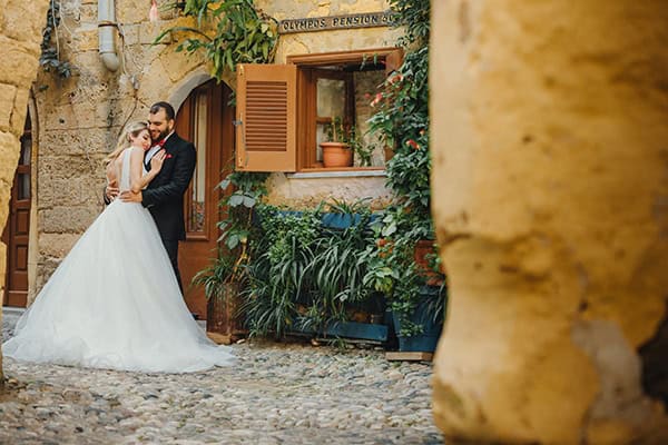 romantic-fall-wedding-rhodes-white-hues-elegant-gold-details--_35x