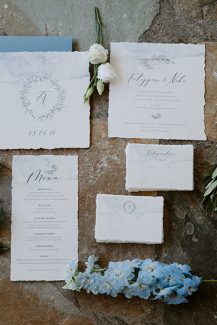 Ρομαντικά προσκλητήρια γάμου σε γαλάζιες αποχρώσεις