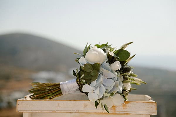 Νυφική ανθοδέσμη σε λευκές και γαλάζιες αποχρώσεις Νυφική ανθοδέσμη σε λευκές και γαλάζιες αποχρώσεις