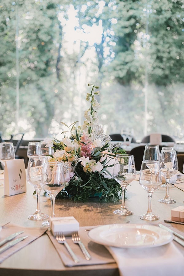 Ρομαντικα centerpieces με ασσυμετρα λουλουδια