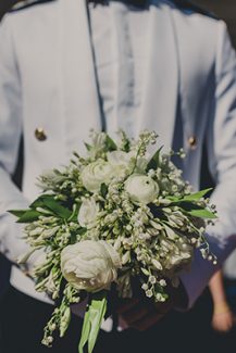 Νυφική ανθοδέσμη με λευκά άνθη και πρασινάδα