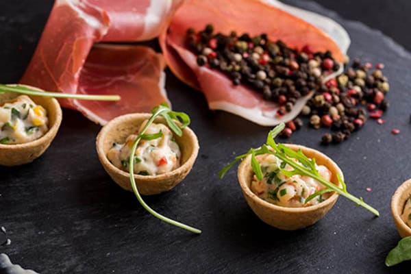 Αυθεντικές γαστρονομικές επιλογές από Anagnostopoulos Catering για το μενού του γάμου σας