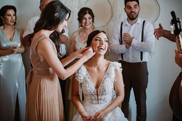 autumn-wedding-nicosia-pastel-white-flowers_04x