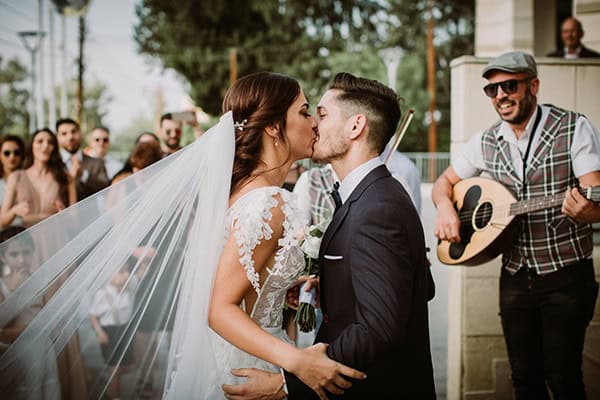 autumn-wedding-nicosia-pastel-white-flowers_13