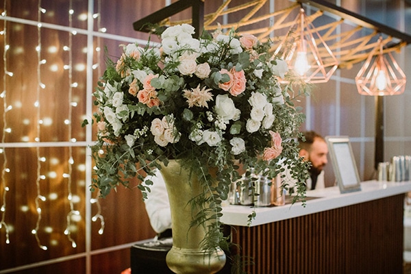 Elegant στολισμός δεξίωσης γάμου με χρυσά βάζα και λουλούδια σε peach και λευκό