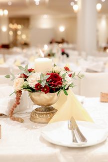 Μοντέρνος στολισμός τραπεζιών δεξίωσης γάμου σε μπορντό και χρυσές αποχρώσεις Μοντέρνος στολισμός τραπεζιών δεξίωσης γάμου σε μπορντό και χρυσές αποχρώσεις