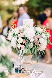 Όμορφος στολισμός λαμπάδας με πρασινάδα και λουλούδια σε παστέλ αποχρώσεις