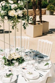 Υπέροχα centerpieces από ελιά, τριαντάφυλλα και ορχιδέες σε ψηλά silver stands