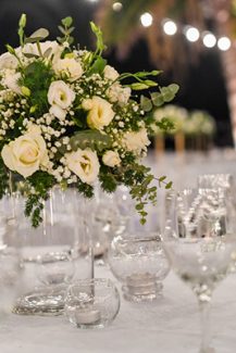 Όμορφος στολισμός τραπεζιού δεξίωσης με τριαντάφυλλα και γυψοφύλλη