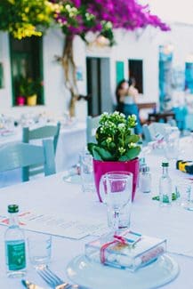 Στολισμός υπαίθριας δεξίωσης για καλοκαιρινό νησιώτικο γάμο