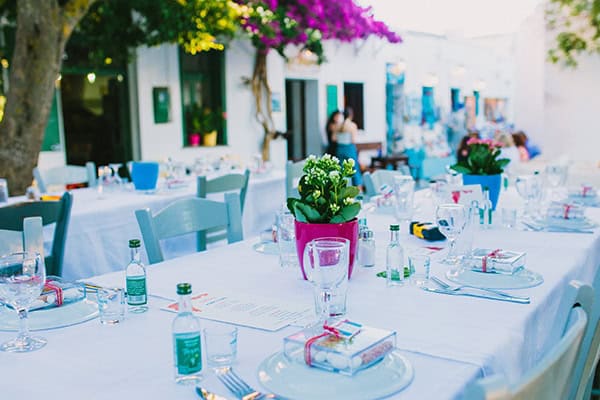 Στολισμός υπαίθριας δεξίωσης για καλοκαιρινό νησιώτικο γάμο