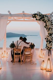 Ρομαντικός στολισμός για τελετή πολιτικού γάμου με υφάσματα, λουλούδια και φαναράκια