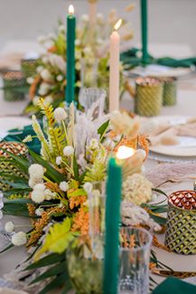 Μποέμ στολισμός τραπεζιών δεξίωσης γάμου με ιβουάρ υφάσματα και emerald green λεπτομέρειες