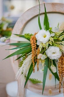 Στολισμός καρέκλας για δεξίωση bohemian γάμου με ασσύμετρη σύνθεση από πρασινάδα και pampas grass