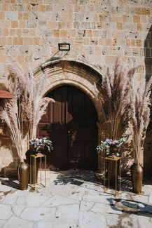 Bohemian στολισμός εκκλησίας με ψηλές συνθέσεις pampas grass