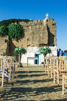 Ρουστίκ στολισμός τελετής γάμου με θαλασσόξυλα