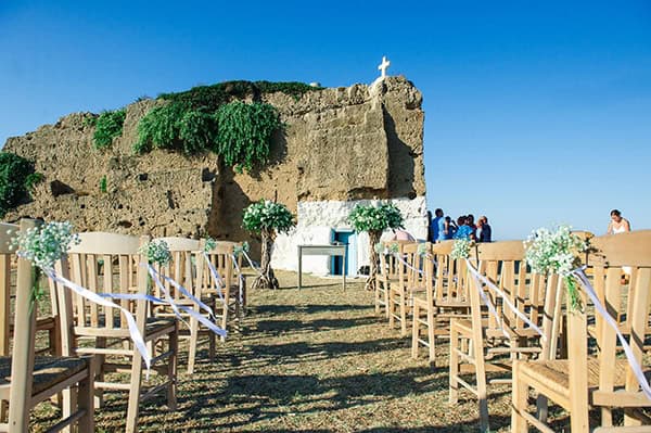 Ρουστίκ στολισμός τελετής γάμου με θαλασσόξυλα