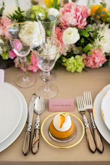 Colorful διακοσμηση δεξιωσης με γιρλαντες λουλουδιων