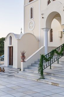 Στολισμός εισόδου εκκλησίας με γιρλάντες από πρασινάδα