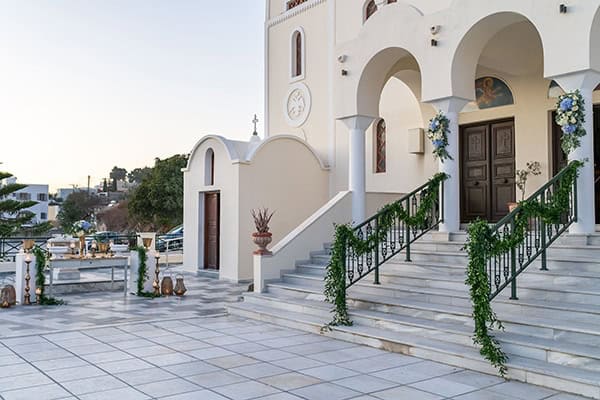 Στολισμός εισόδου εκκλησίας με γιρλάντες από πρασινάδα