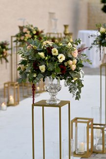 Elegant στολισμός εκκλησίας με χρυσά διακοσμητικά stands