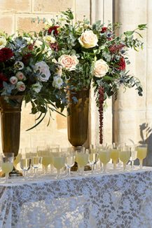 Υπέροχος στολισμός lemonade stand με ανθοσυνθέσεις σε μπορντό και peach χρώμα