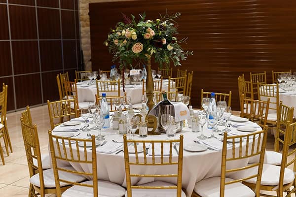 Glamorous στολισμος τραπεζιων δεξιωσης με χρυσα διακοσμητικα και λουλουδια