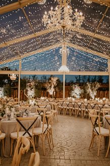 Πρωτότυπη ιδέα με clear wedding tent για δεξίωση γάμου σε εξωτερικό χώρο